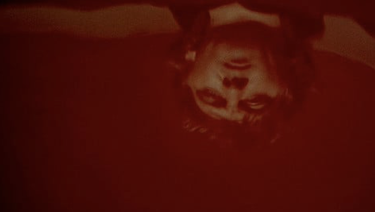 Tra graffi neri di eyeliner e labbra rosso profondo - La Stampa