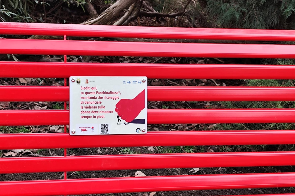 La panchina rossa ai giardini Lussu di Aosta