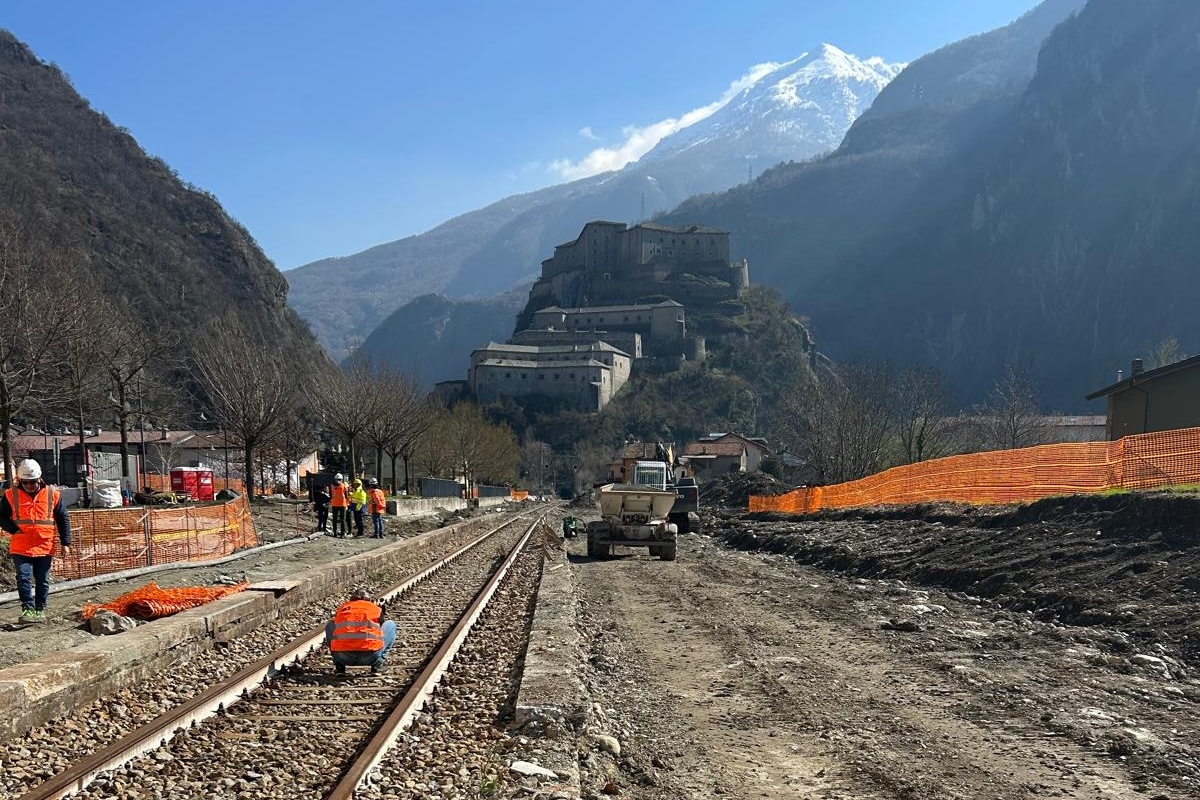 I lavori di elettrificazione della Aosta-Ivrea all'altezza di Hône e Bard