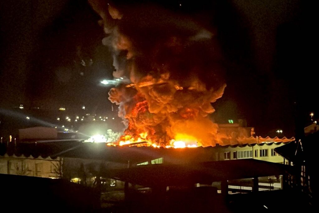 Le fiamme alla Gps Standard di Arnad