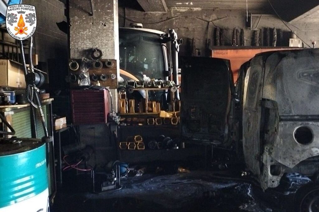 L'incendio nel capannone a Doues