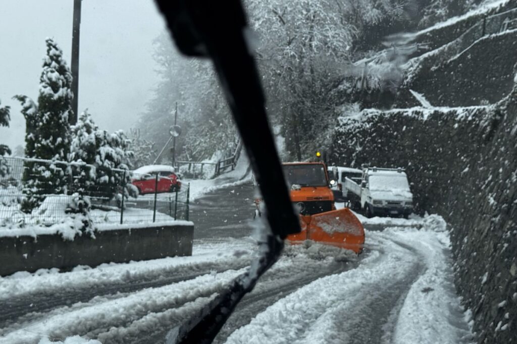 Neve e maltempo ad Aosta, 17 aprile 2025