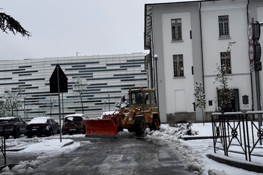 Neve e maltempo ad Aosta, 17 aprile 2025