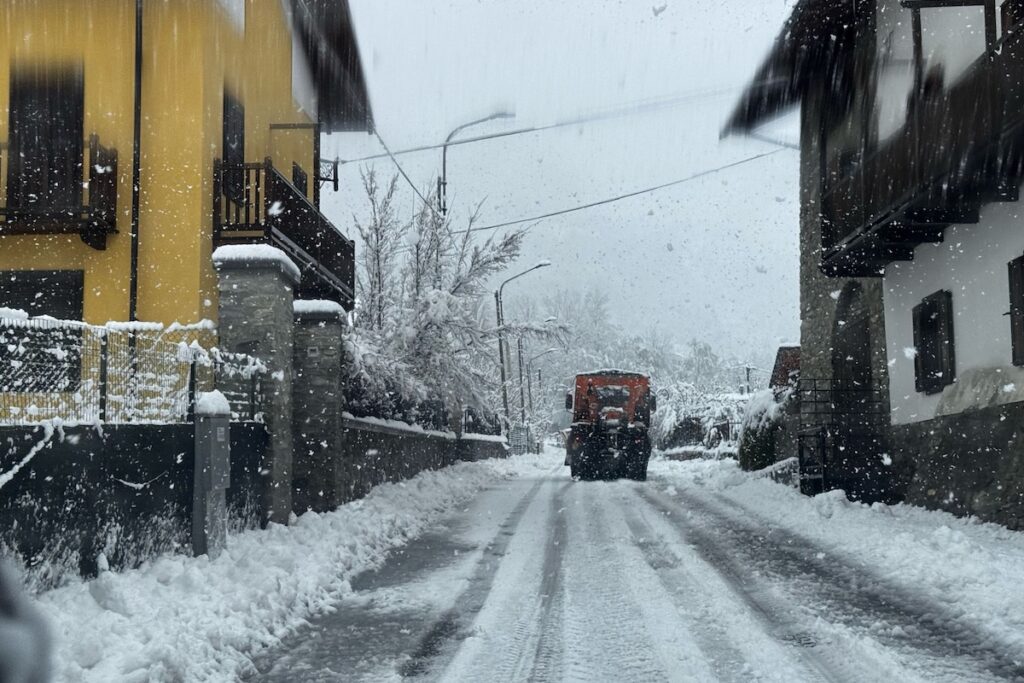 Neve e maltempo ad Aosta, 17 aprile 2025