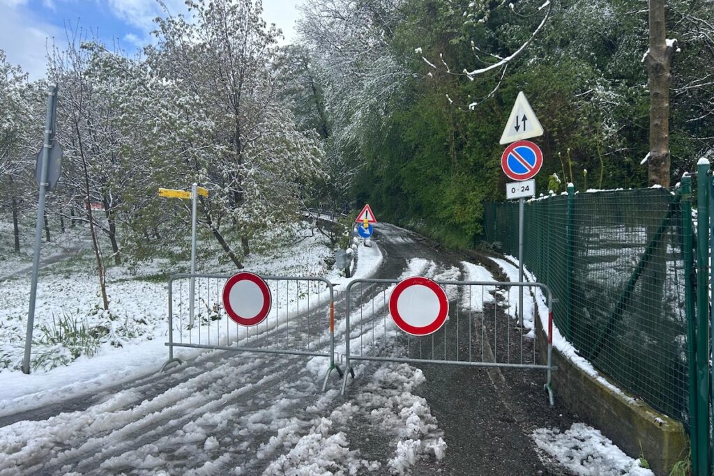 Neve e maltempo ad Aosta, 17 aprile 2025