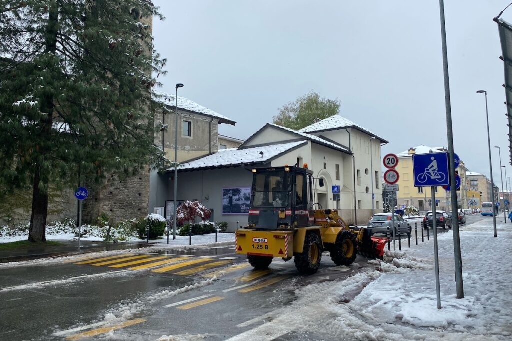 Neve e maltempo ad Aosta, 17 aprile 2025