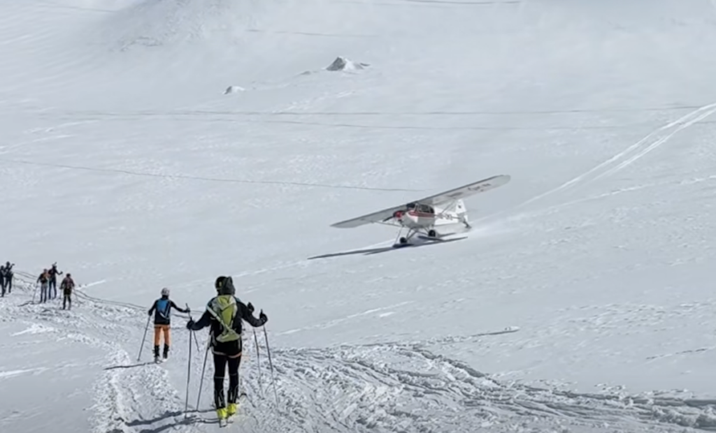 Aereo da turismo sfiora scialpinisti sul Monte Rosa. Frame del video di Luca Calzone