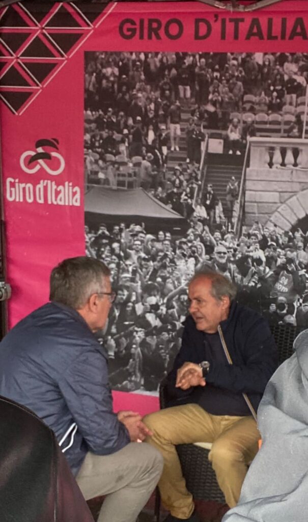 L'assessore Giulio Grosjacques (di schiena) insieme al direttore del Giro d'Italia Mauro Vegni il 19 maggio 2023 a Borgofranco