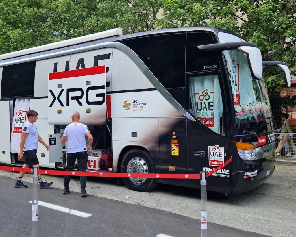 Bus Team Del Toro Partenza a Verrès del Giro d