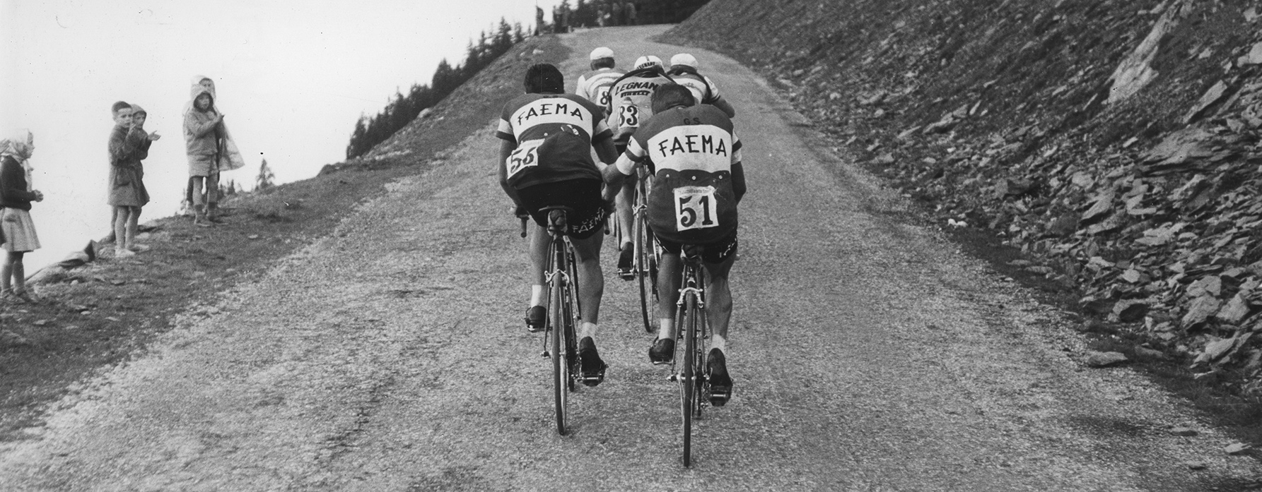 La scalata del colle del Piccolo San Bernardo durante la tappa Aosta - Courmayeur del Giro d'Italia 1959