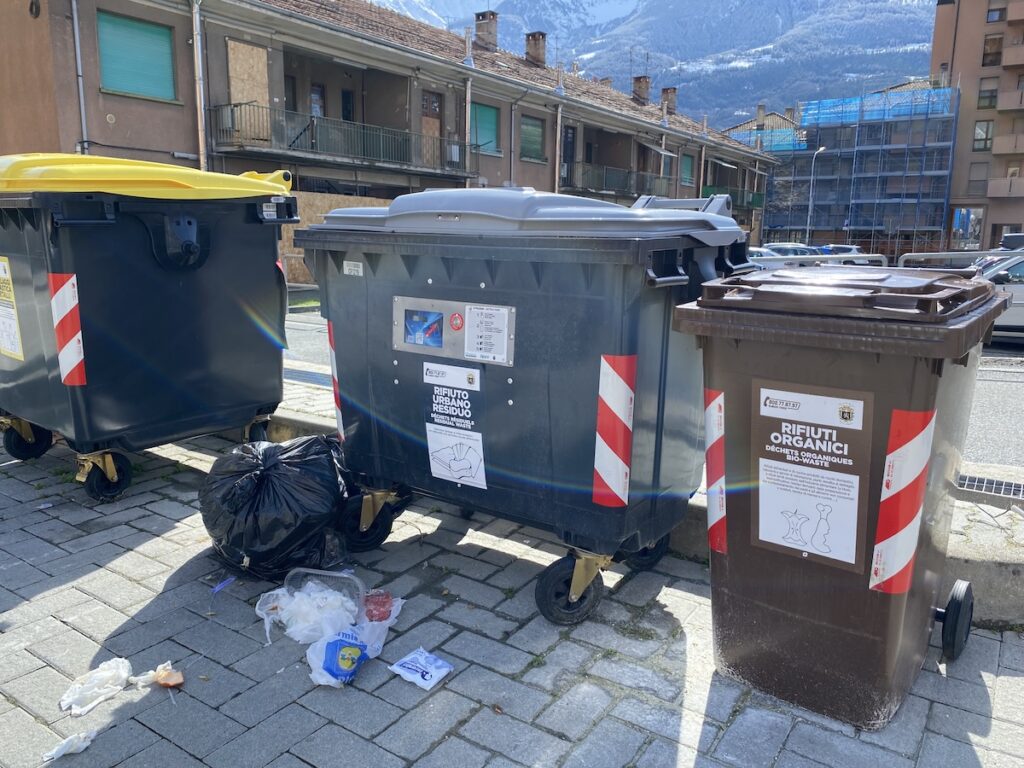 Cassonetti bidoni rifiuti