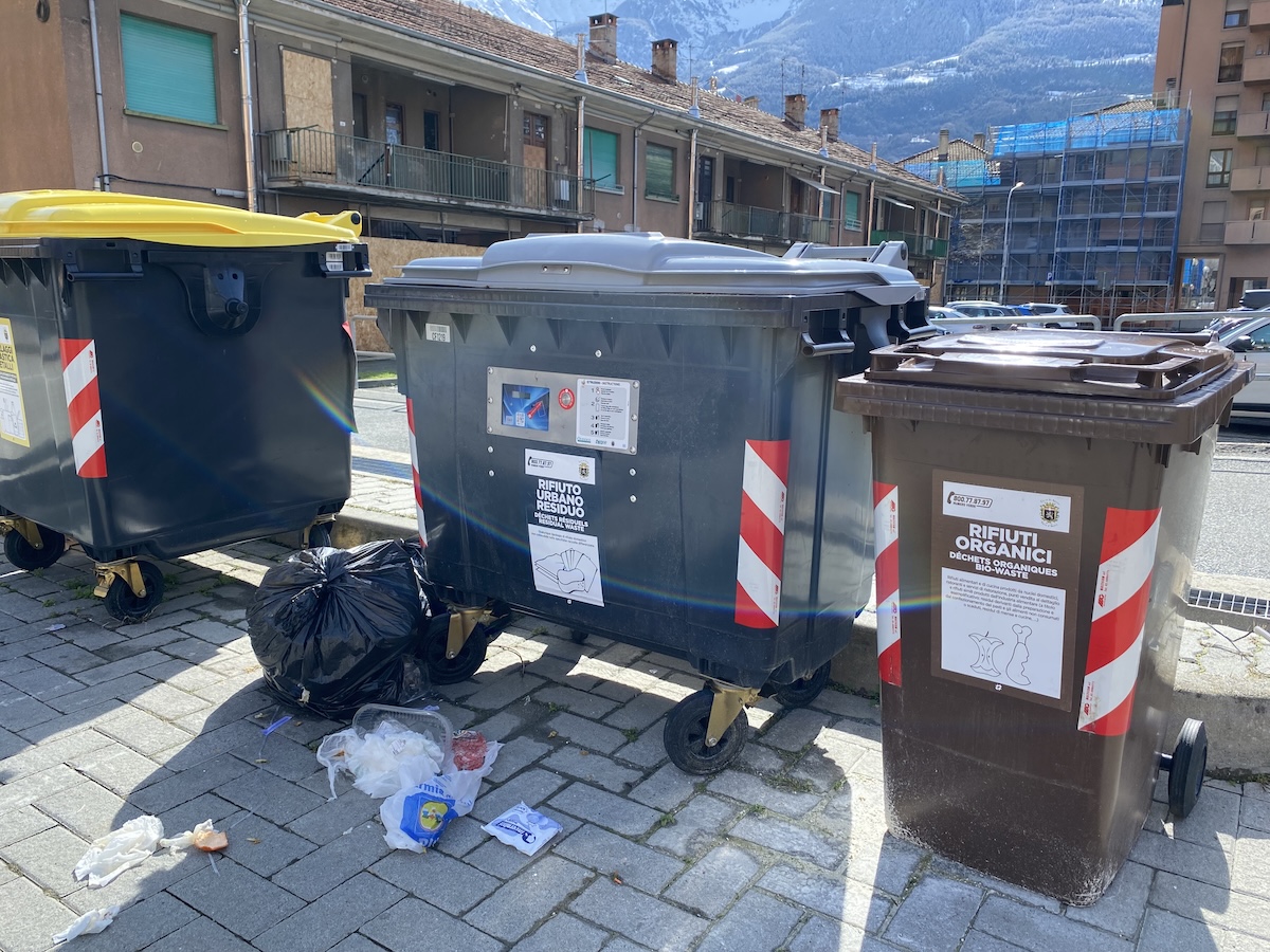 Cassonetti bidoni rifiuti