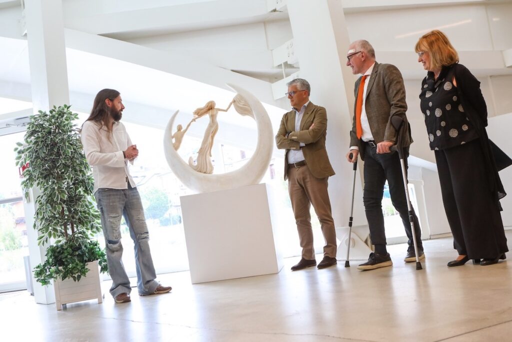 La scultura di Fabio Cornaz donata all'Università della Valle d'Aosta