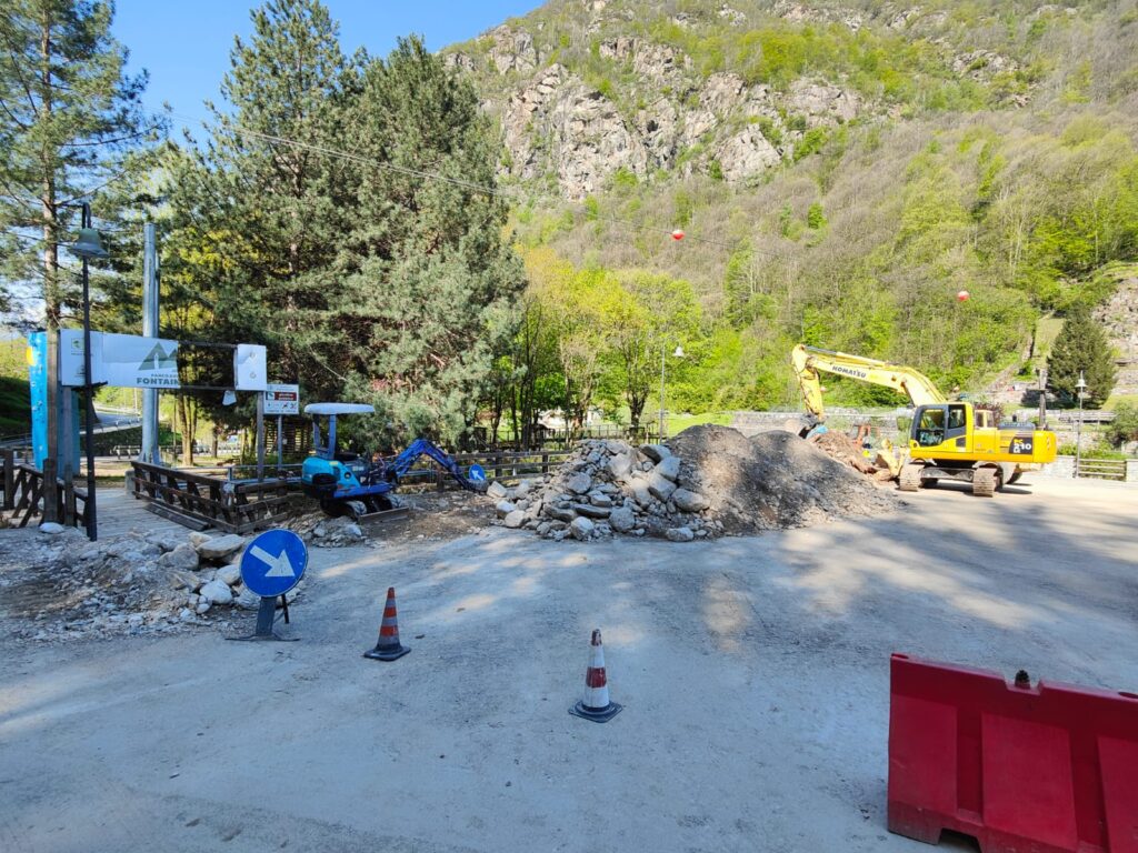 Escavatori nella zona del Parco avventura