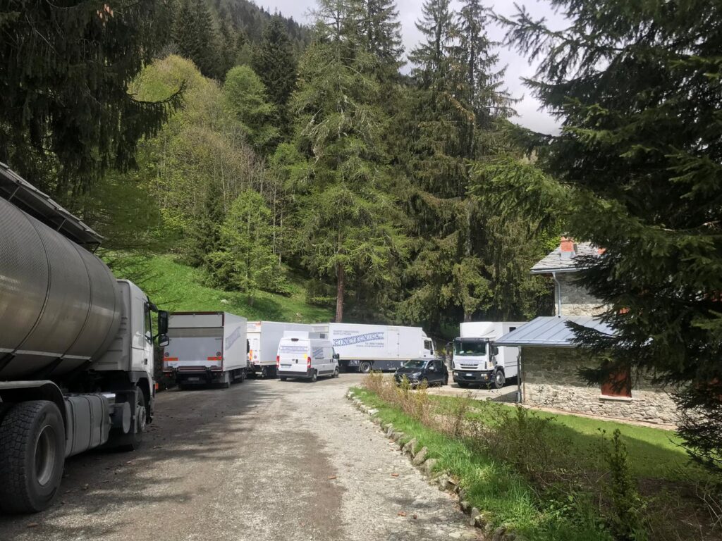 I camion della produzione di Delitto sulle nevi