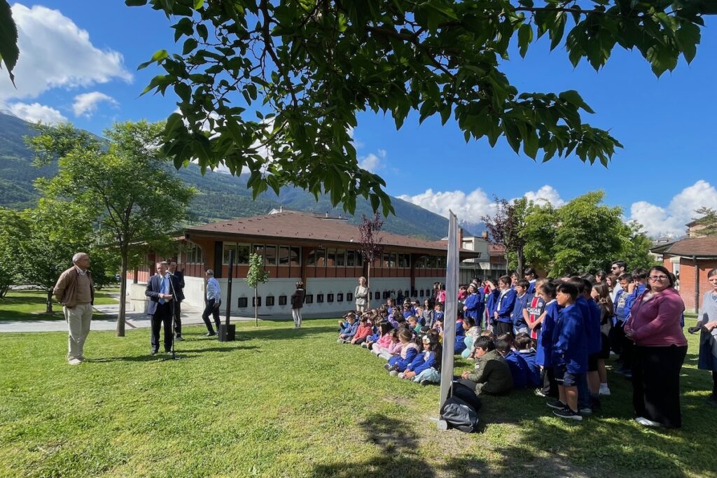 L'inaugurazione della nuova area verde alla scuola Ramires di Aosta, realizzata da Italgas
