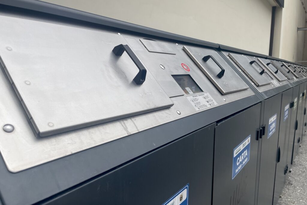 Bidoni - immondizia - rifiuti - differenziata - Aosta