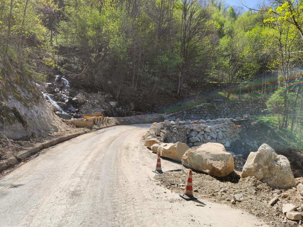 La strada che porta alla frazione Thea