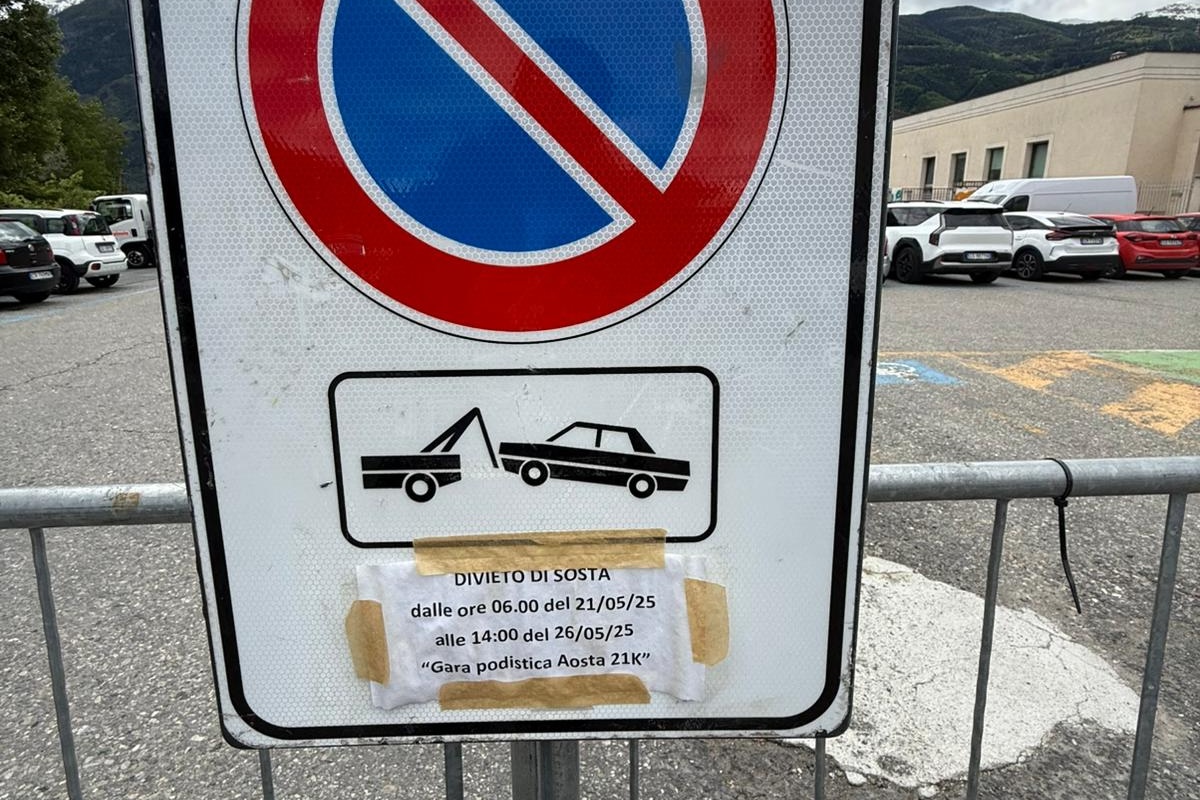 Il divieto in piazza Ancien Abattoir, ad Aosta