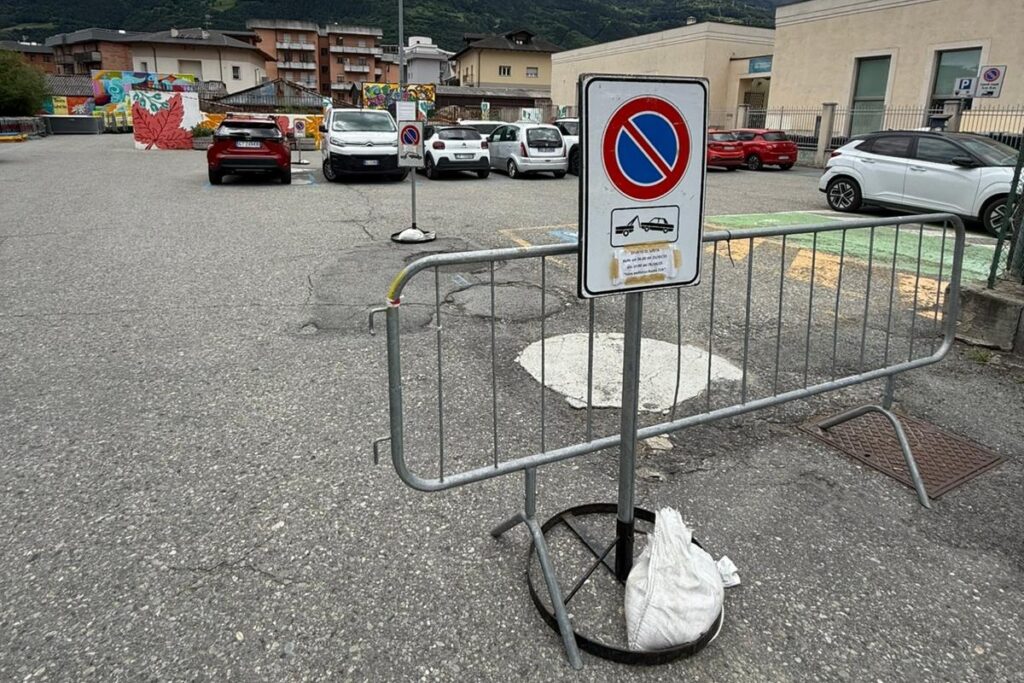 Il divieto in piazza Ancien Abattoir, ad Aosta