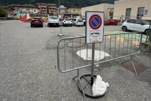 Il divieto in piazza Ancien Abattoir, ad Aosta