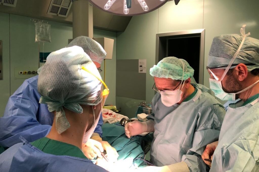 L'intervento dell'équipe del "Parini" sulla malformazione intestinale congenita