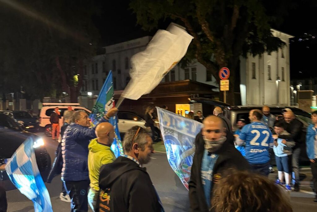 I tifosi del Napoli festeggiano lo scudetto ad Aosta