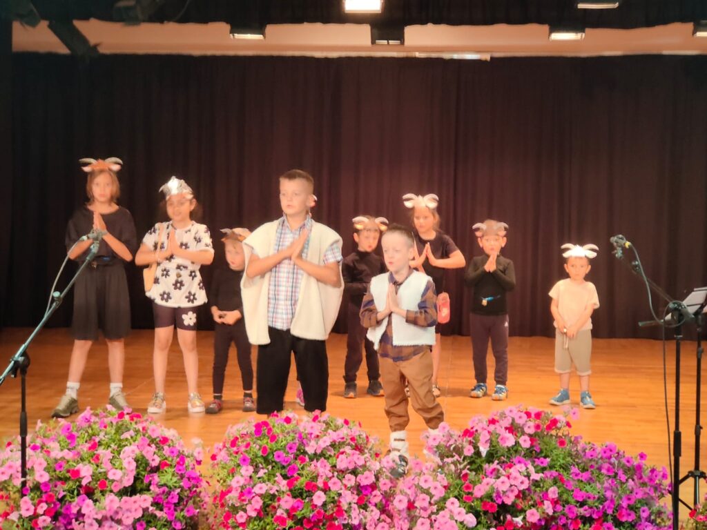 I bambini di Gaby mentre interpretano lo tor