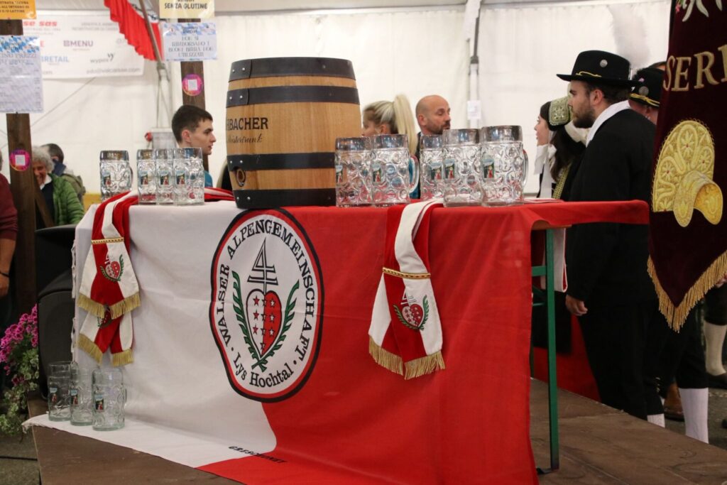 I boccali da un litro pronti a essere riempiti di Kühbacher Bier