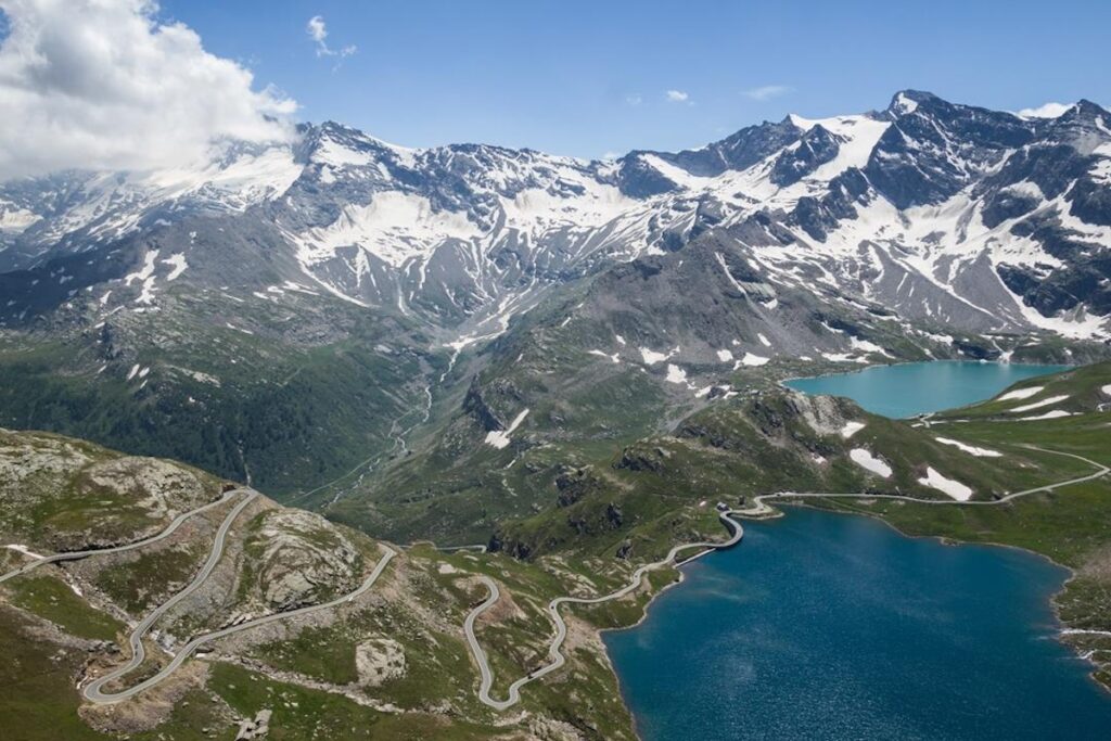 La strada provinciale 50 per il Colle del Nivolet