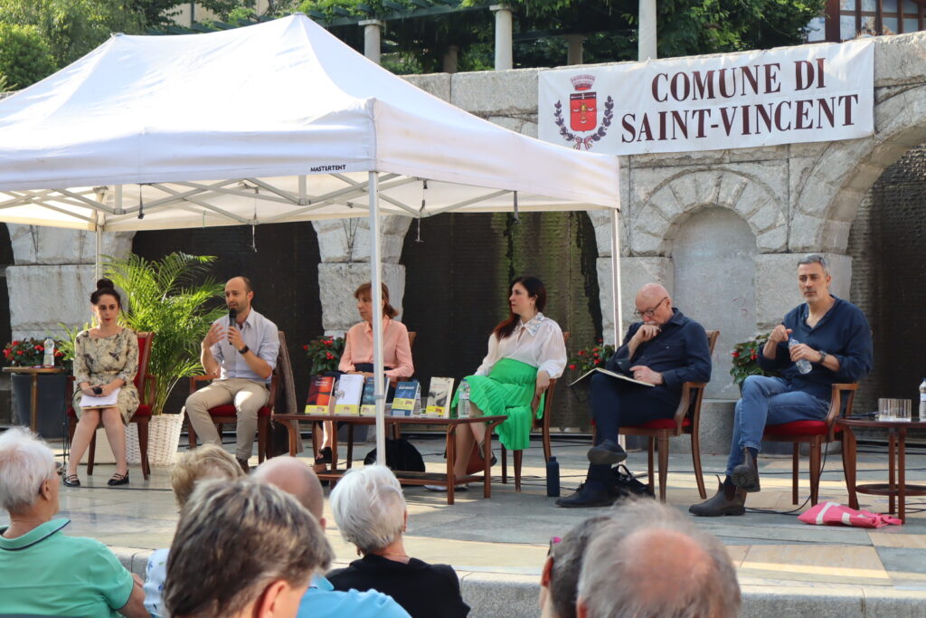 Laura Pezzino, Michele Ruol, Elisabetta Rasy, Nadia Terranova, Paolo Nori e Andrea Bajani (da sx a dx). Strega Tour a Saint Vincent Foto Alice Dufour