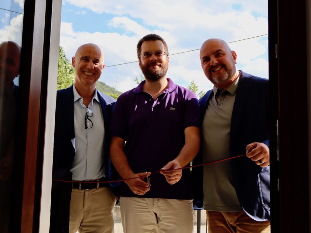 Coordinatore Dipartimento Politiche sociali Marco Ottonello, Sindaco di Montjovet Jean-Christophe Nigra e Assessore regionale alla sanità, salute e politiche sociali Carlo Marzi (da sx a dx). Abitare il cambiamento a Montjovet Foto Alice Dufour