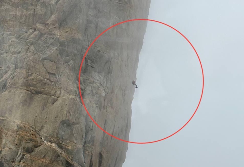 Alpinista sospeso