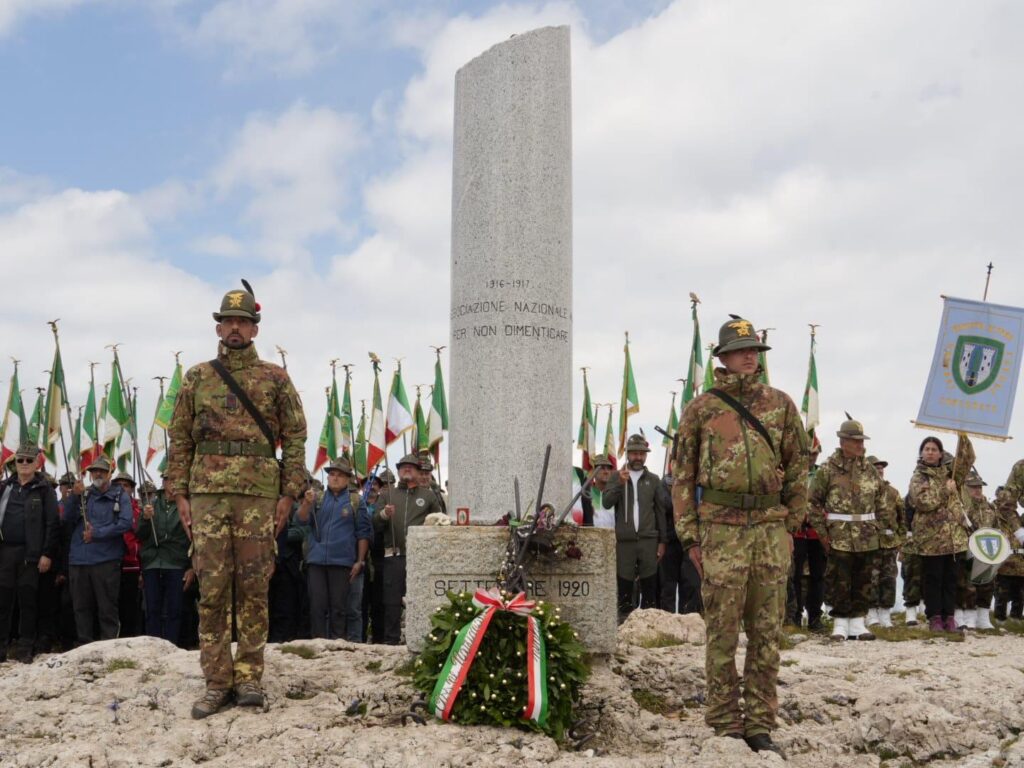 FOTO Alpini al termine della deposizione della Corona presso la Colonna Mozza dell’Ortigara