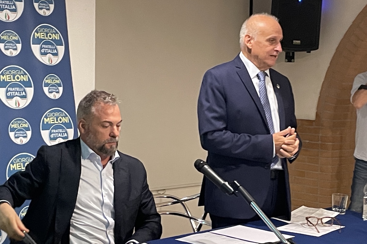 Il deputato Enzo Amich ed il presidente di Fratelli d'Italia Valle d'Aosta Alberto Zucchi alla presentazione delle liste per le Regionali