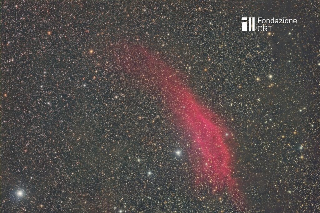 La Nebulosa California nella costellazione di Perseo, ripresa dalle piazzole dell’Osservatorio Astronomico della Regione Autonoma Valle d’Aosta. Questa immagine ha partecipato al concorso di astrofotografia al 32° Star Party a Saint-Barthélemy. Cortesia Nicola Montecchiari per la Fondazione C. Fillietroz-ONLUS