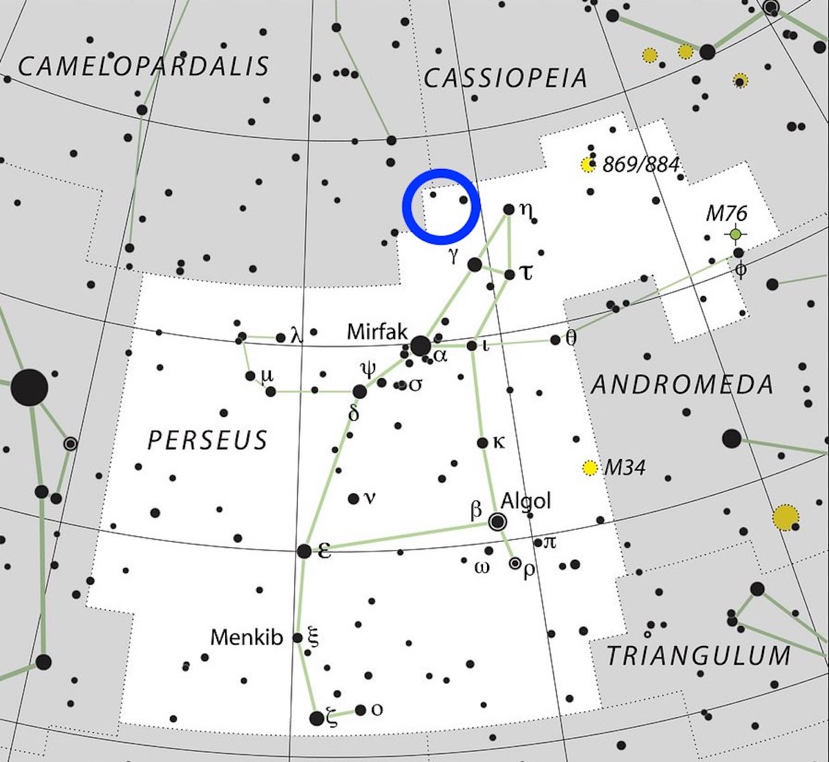 Il radiante delle Perseidi tra Perseo e Cassiopea (contrassegnato da un cerchio blu). La stella brillante sulla sinistra è Capella dell’Auriga. Nostra elaborazione, credit: IAU and Sky & Telescope