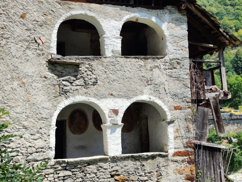 Un dettaglio di uno degli edifici oggetto di restauro
