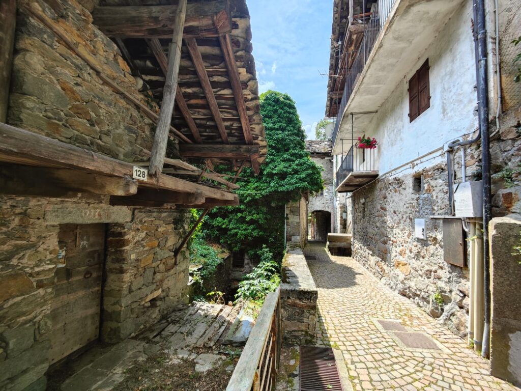 Una vista del borgo di Boure de Gris
