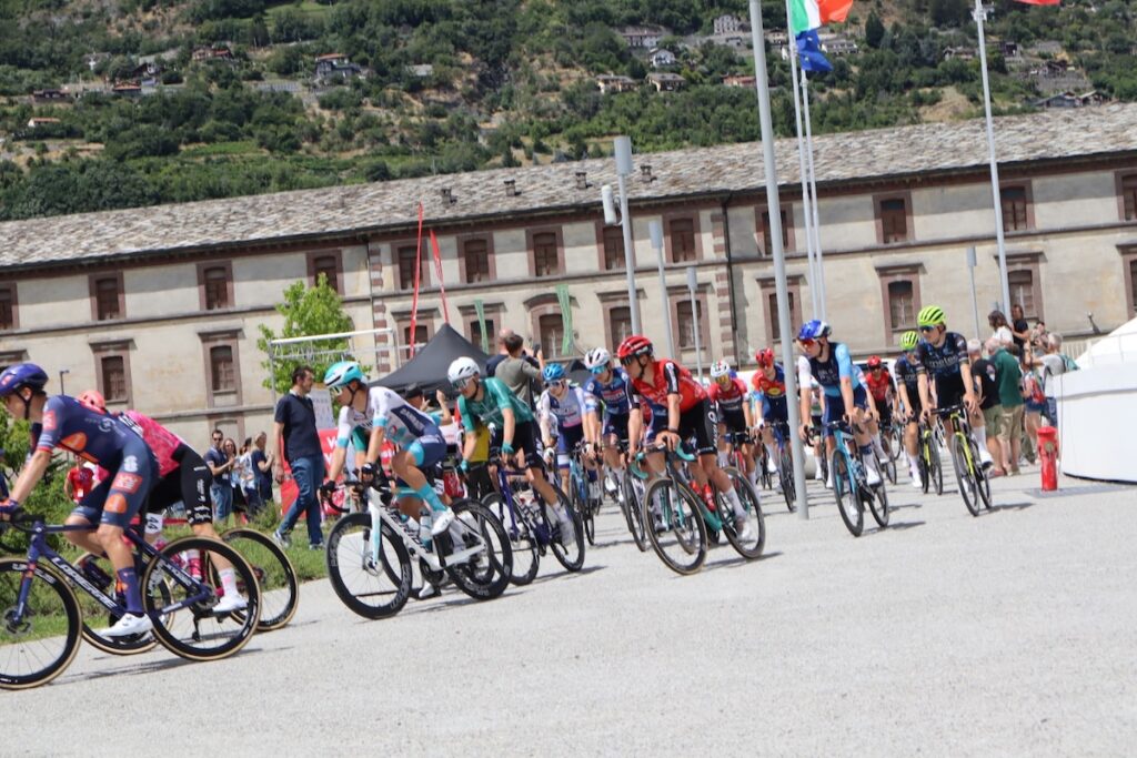 La partenza del Giro della Valle d'Aosta 2025 dall'UniVdA di Aosta
