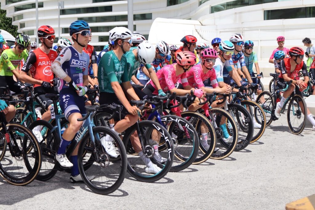 La partenza del Giro della Valle d