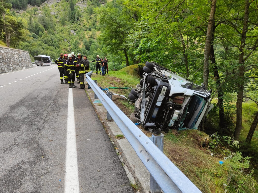 Il camion uscito di strada a Gressoney-Saint-Jean