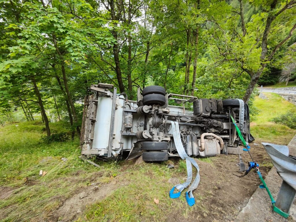 Il camion uscito di strada a Gressoney-Saint-Jean