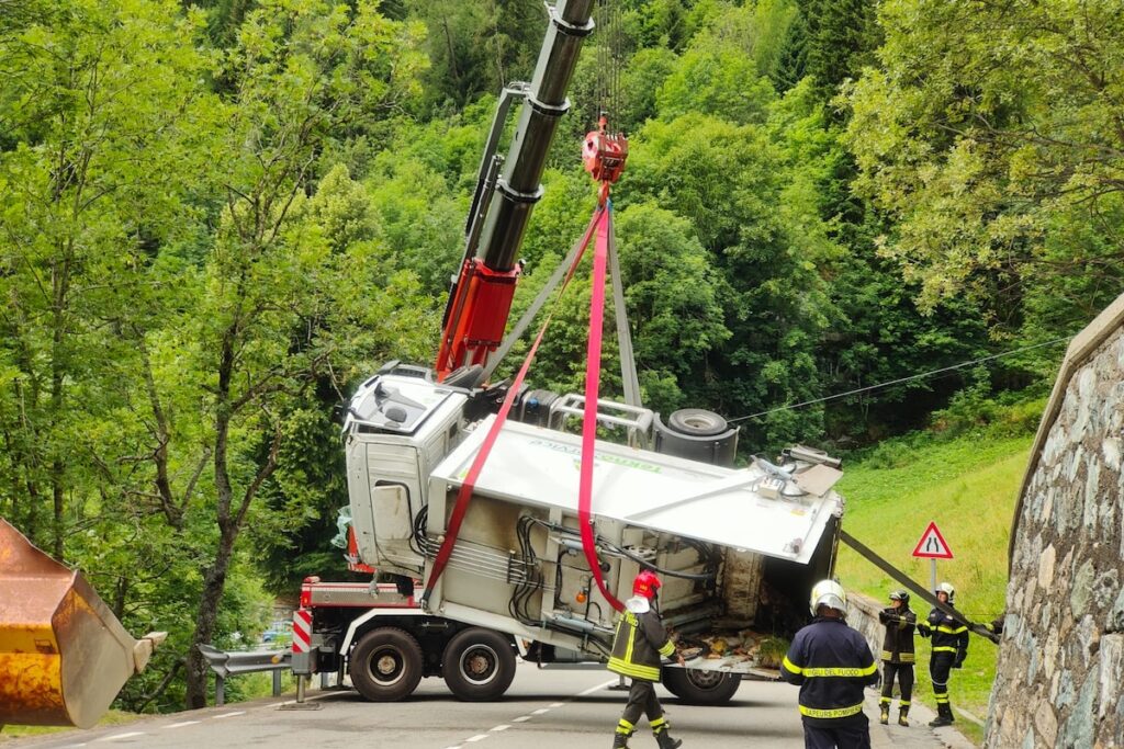 Il recupero del camion uscito di strada a Gressoney-Saint-Jean