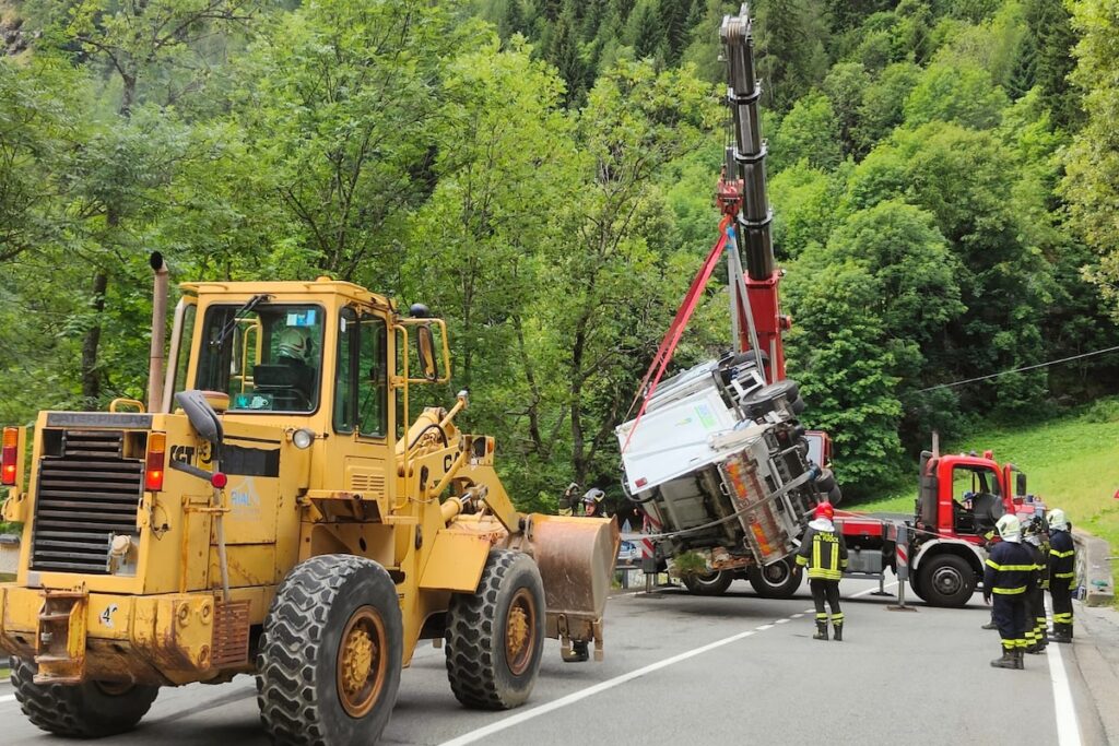 Il recupero del camion uscito di strada a Gressoney-Saint-Jean