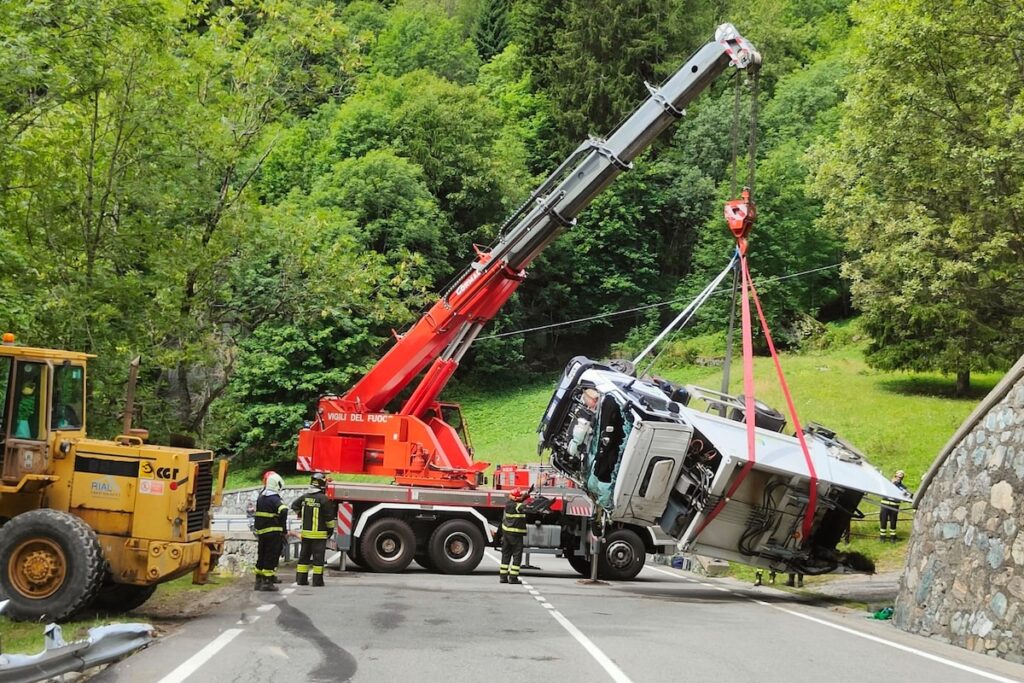 Il recupero del camion uscito di strada a Gressoney-Saint-Jean