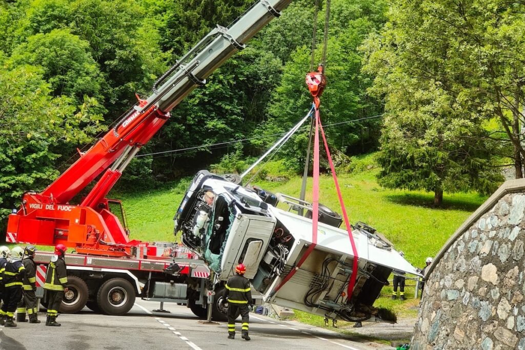 Il recupero del camion uscito di strada a Gressoney-Saint-Jean