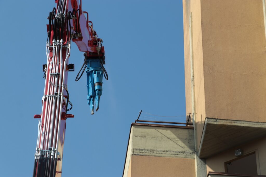 Il primo "morso" ai grattacieli di quartiere Cogne, ad Aosta