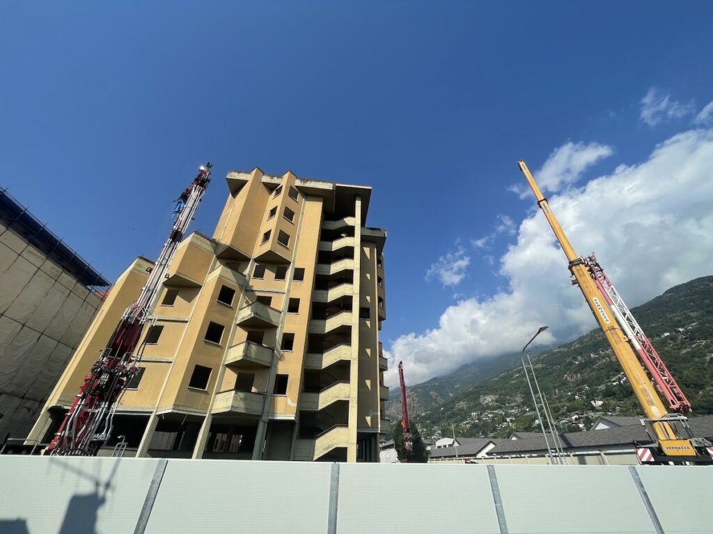 Il primo "morso" ai grattacieli di quartiere Cogne, ad Aosta