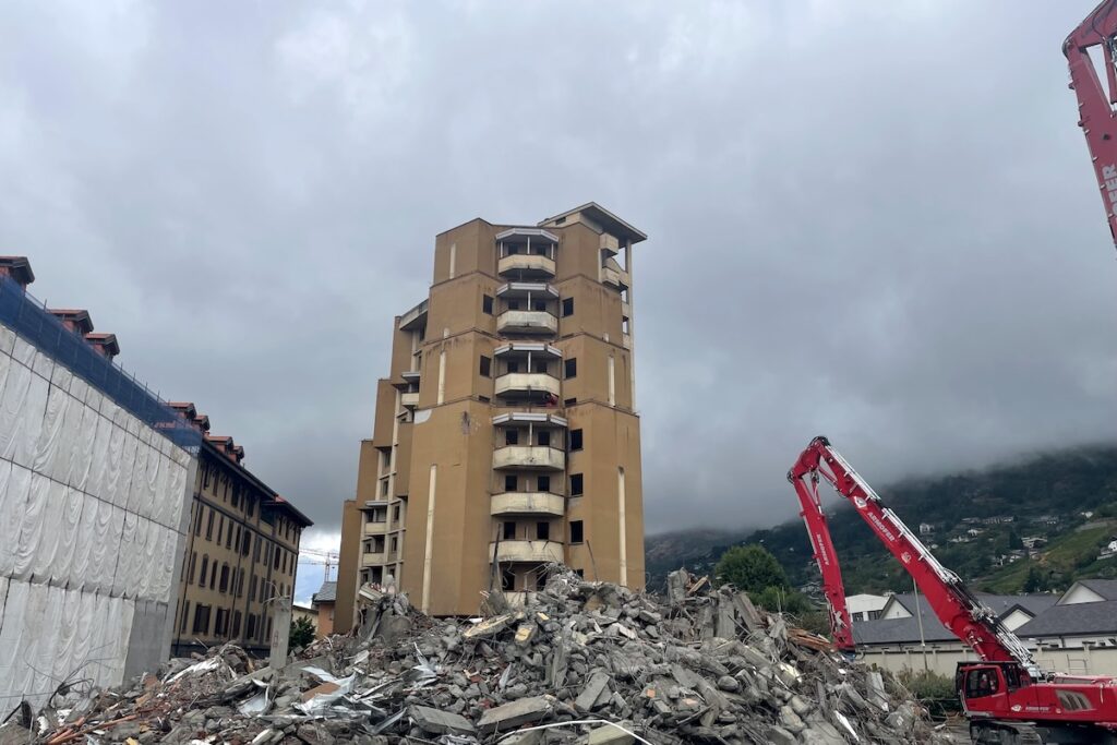 Il grattacielo basso di Aosta demolito
